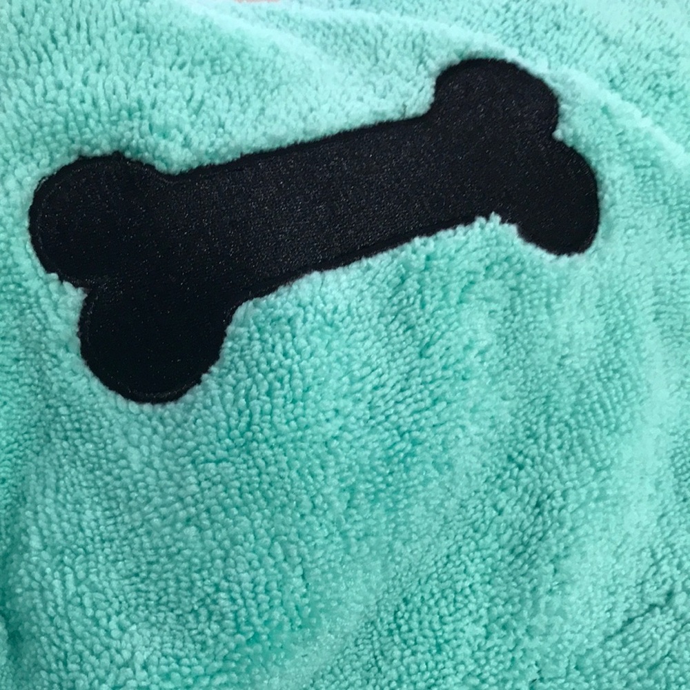 NWT dog towel. Great to dry them fast !!!